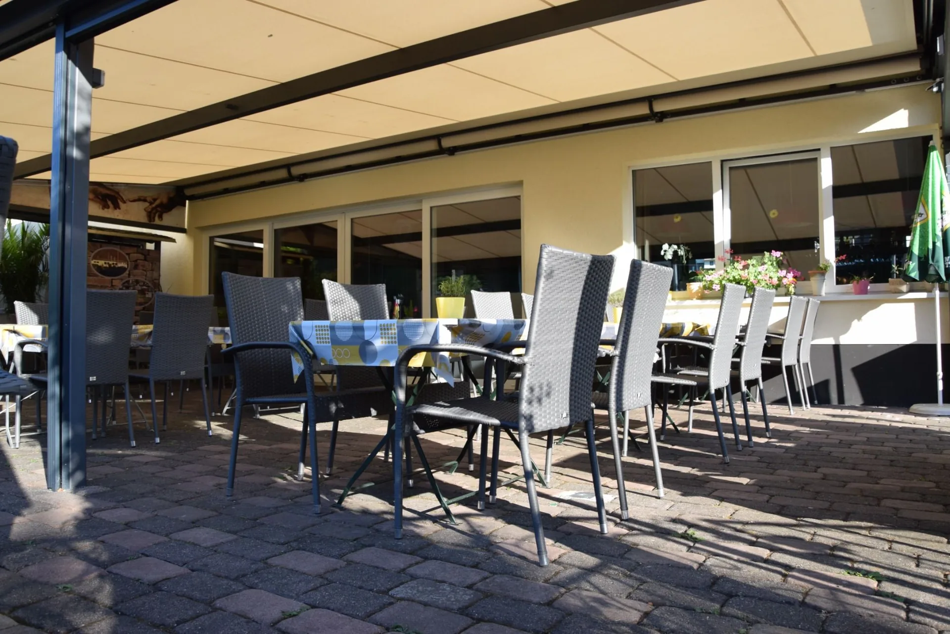 Terrasse mit gedeckten Tischen