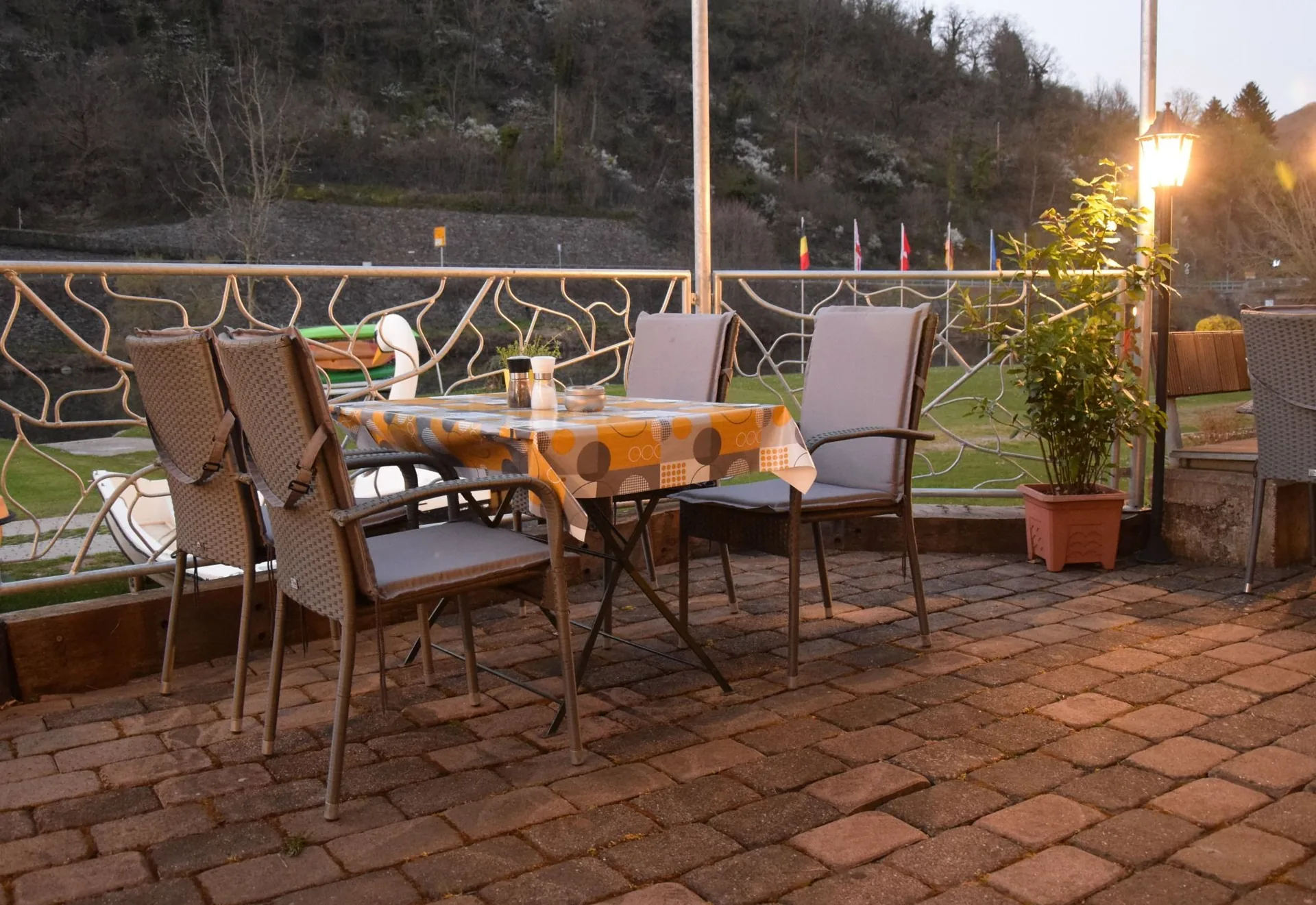 Überdachte Terrasse mit Blick auf den Campingplatz