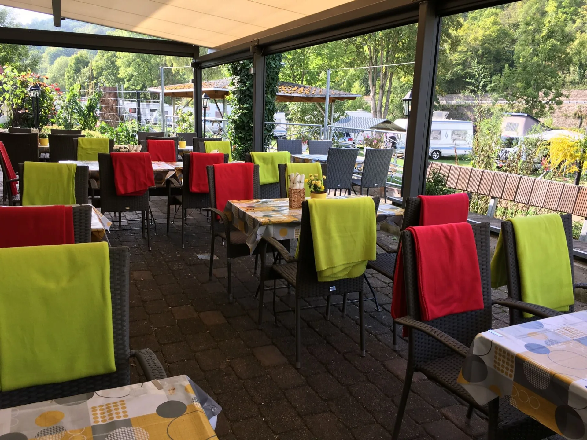 Terrasse im Herbst mit bunter Deko