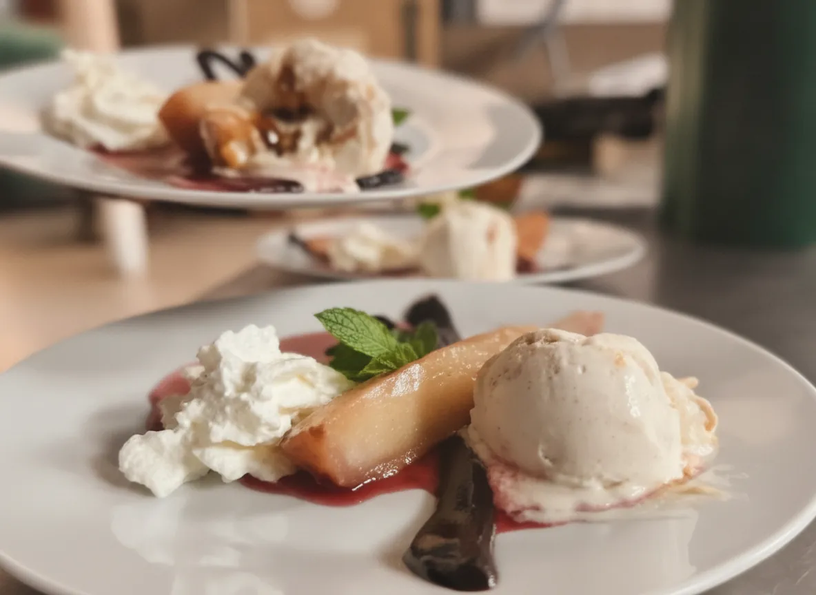 Gedünstete Birne in Rotweinsauce mit Vanilleeis und Sahne
