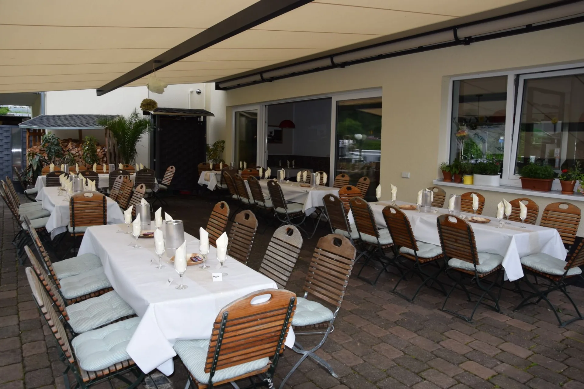 Eingedeckte Tafel für eine Familienfeier