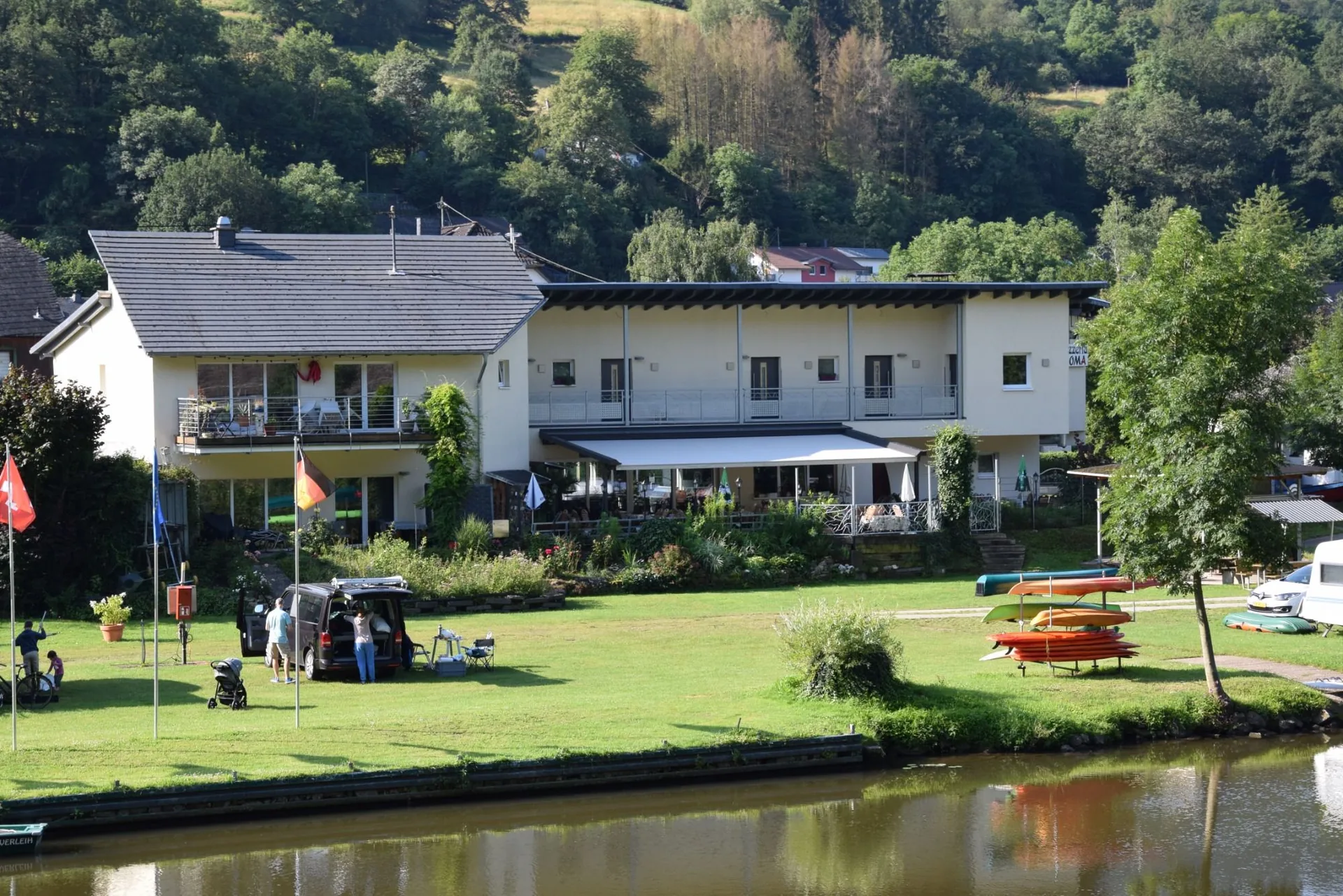 Das Ristorante Cafe Roma am Abend, direkt an der Lahn