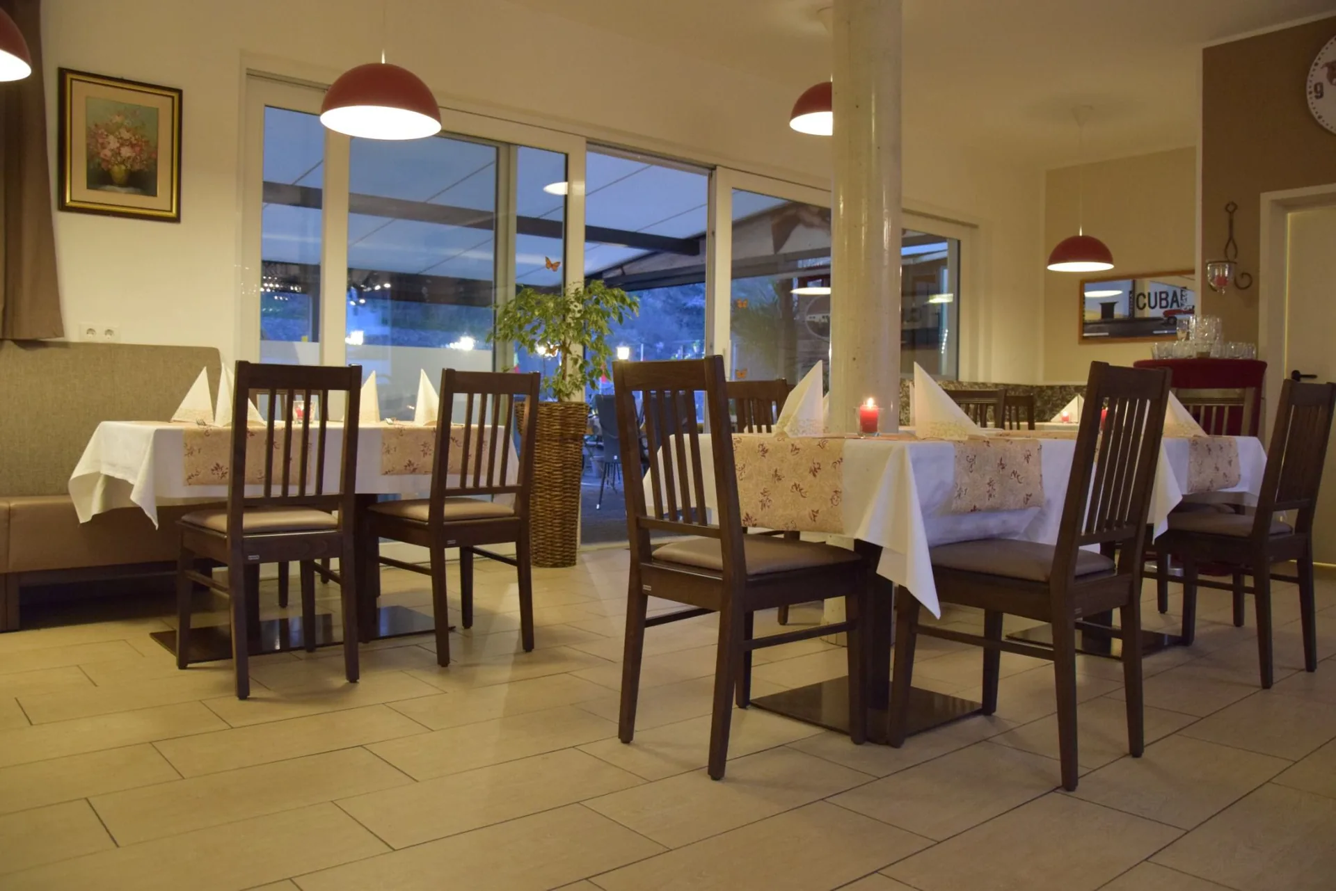 Gaststätte von außen mit großer Terrasse