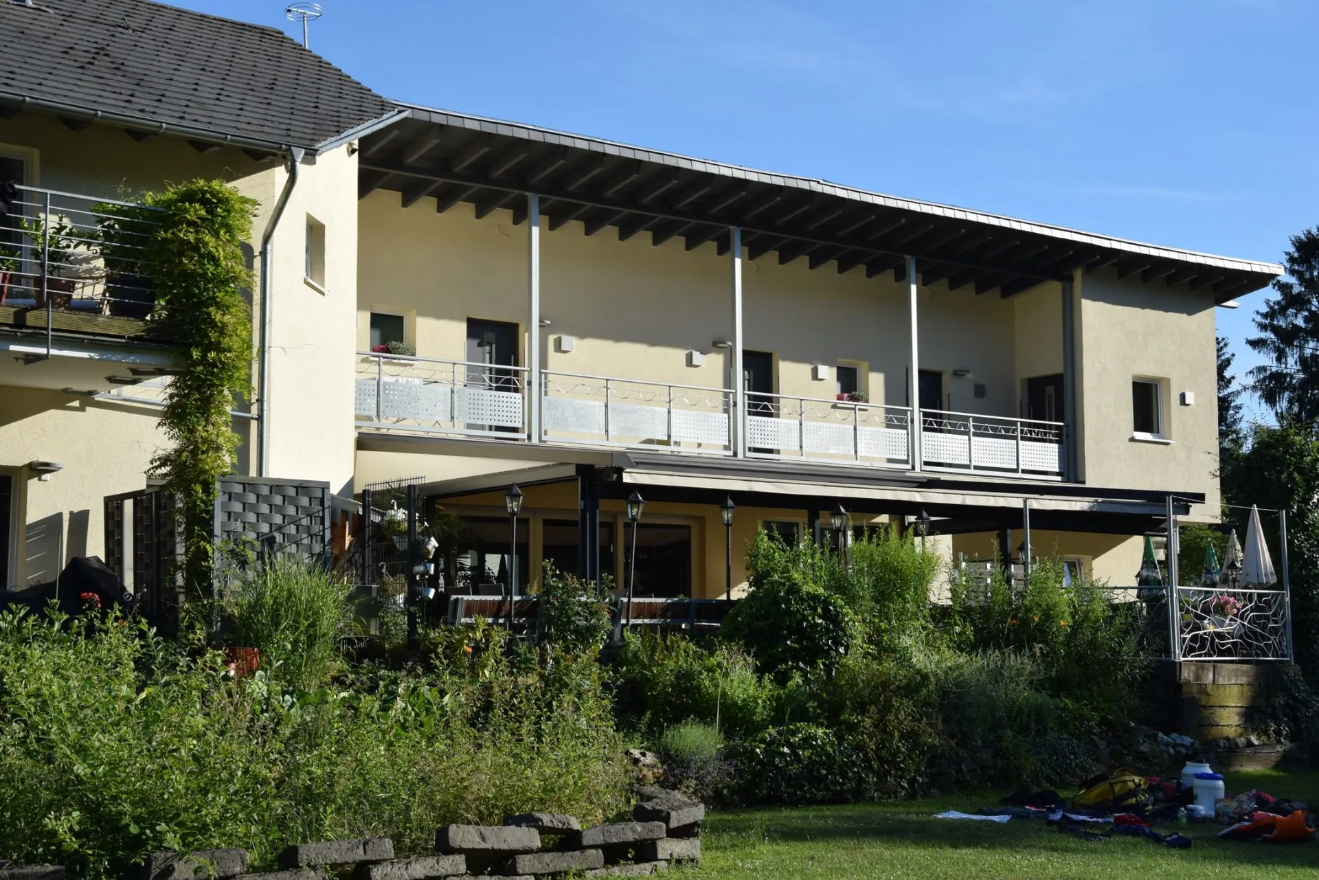Blick von der Terrasse des Ristorante Cafe Roma auf die Lahn und den Campingplatz