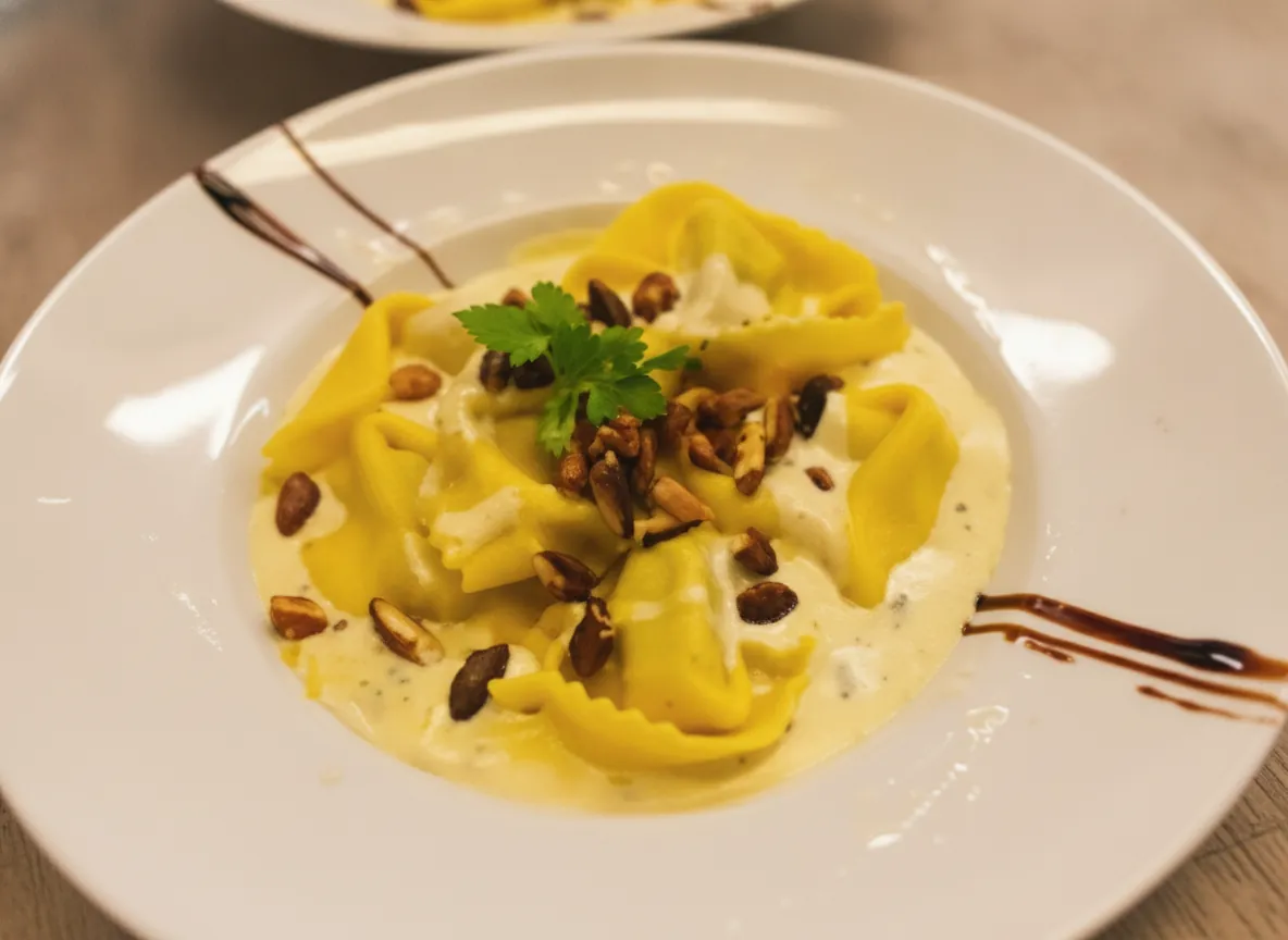 Tortelloni giganti in Zitrone-Basilikum-Sahnesauce mit gerösteten Mandeln